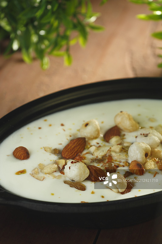 干果拉伊塔 - 传统印度酸奶配菜，搭配混合坚果图片素材