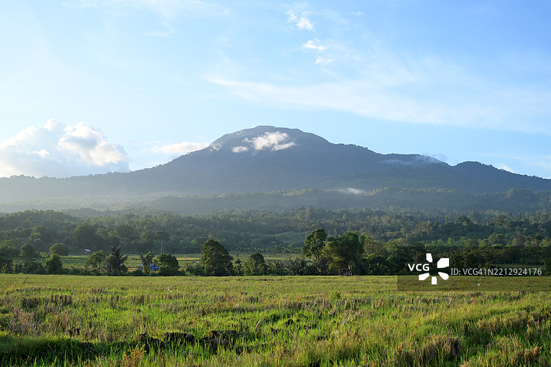 印度尼西亚亚齐的苏拉瓦阿甘火山图片素材