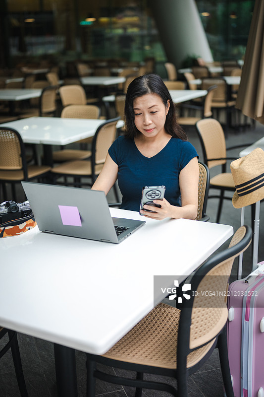 从人行道咖啡馆到全球连接：一位游客如何将工作与探索融合在一起图片素材