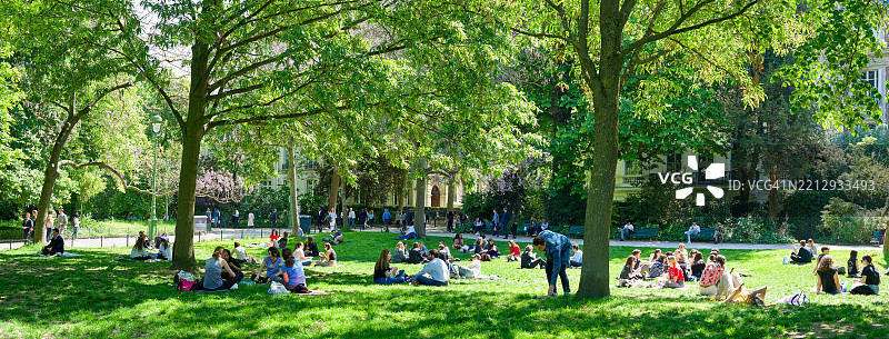 在蒙索公园放松心情图片素材