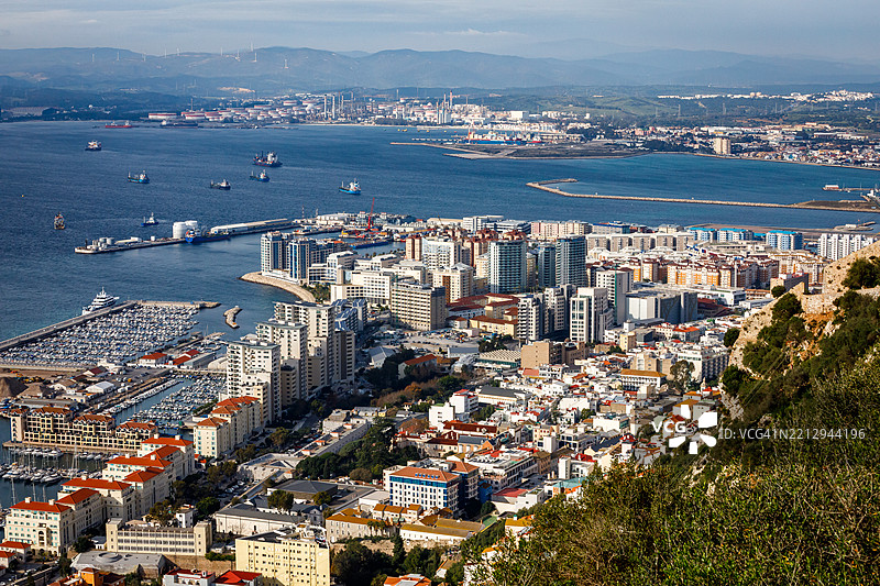 从上岩自然保护区俯瞰直布罗陀的港口和城市全景图片素材