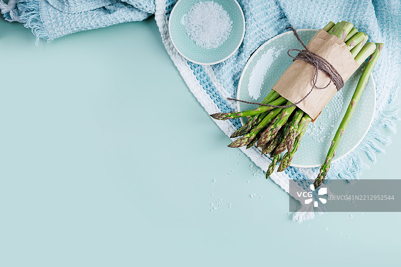 乡村厨房背景下的芦笋和盐图片素材