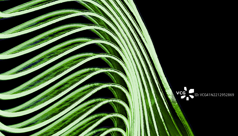 绿色霓虹光轨在黑色背景上形成波浪形图案图片素材