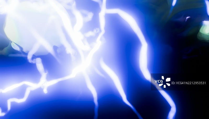明亮的电火花照亮黑暗空间，散发出蓝色光芒图片素材