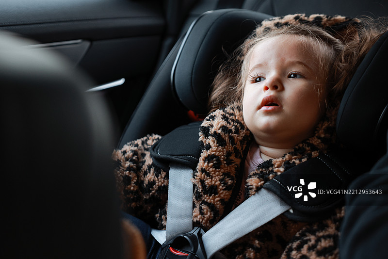 小女孩在阳光明媚的日子里乘车旅行图片素材