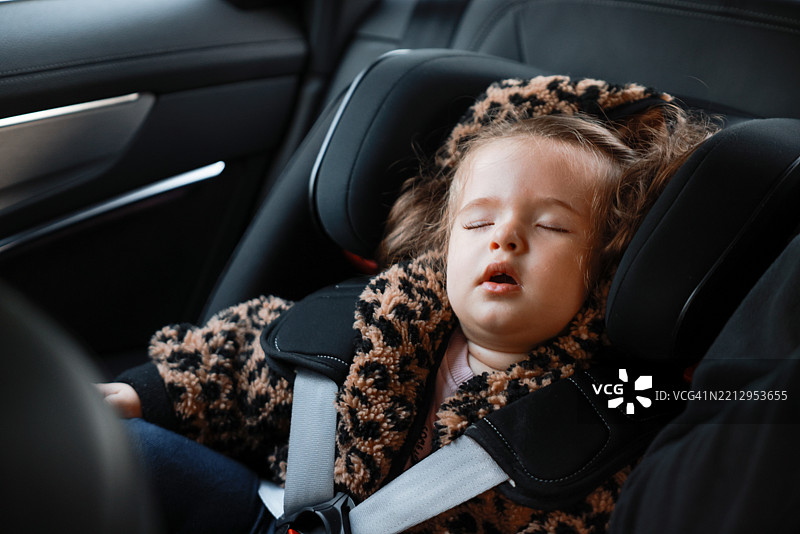 小女孩在车座上睡觉图片素材