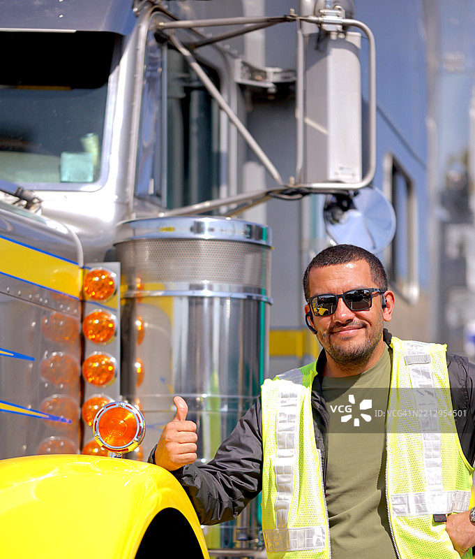 卡车司机的肖像，传递微笑与旅程图片素材