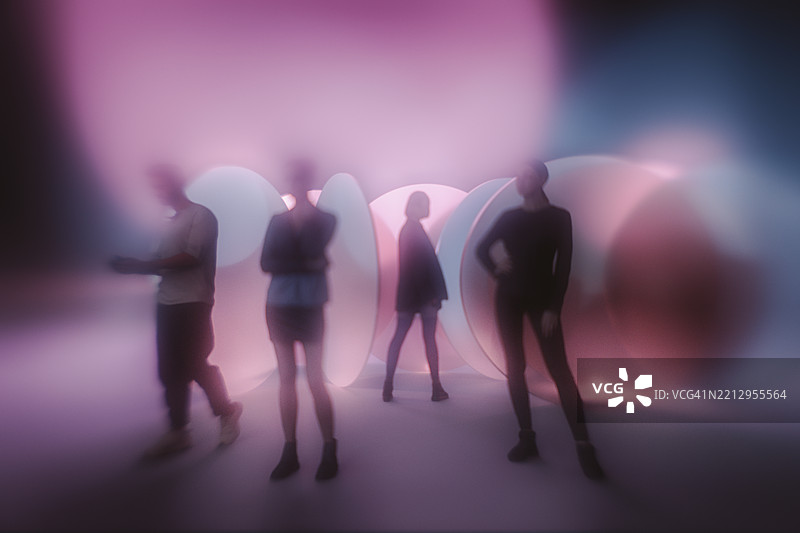 模糊的抽象人群轮廓图片素材