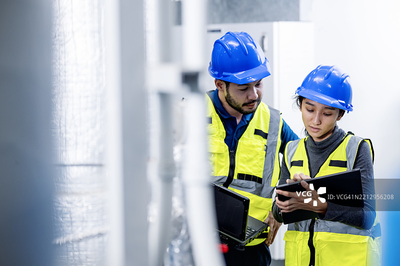 定期冷却器维护可以延长设备的使用寿命并提高其能效。这种主动的维护方式有助于系统更有效地运行，并减少能源消耗。图片素材