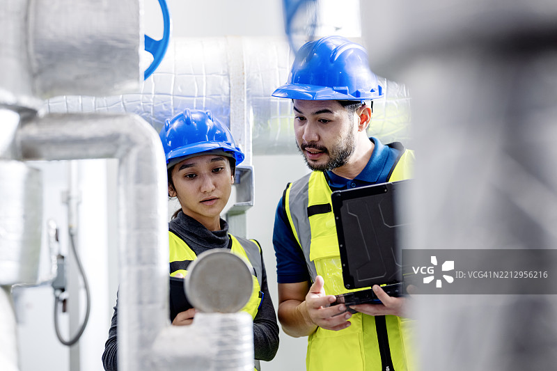 优化商业和工业水冷式冷却器系统的效率需要定期的冷却器维护解决方案。图片素材