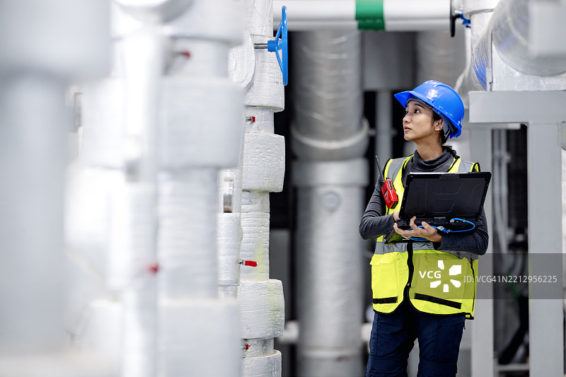 经验丰富的冷水机工程师定期进行服务和维护，可以显著延长水冷冷水机系统的使用寿命，延长设备的使用年限。图片素材