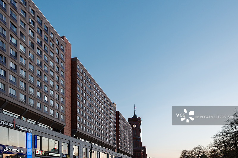 柏林的市政厅通道建筑和红色市政厅塔。图片素材