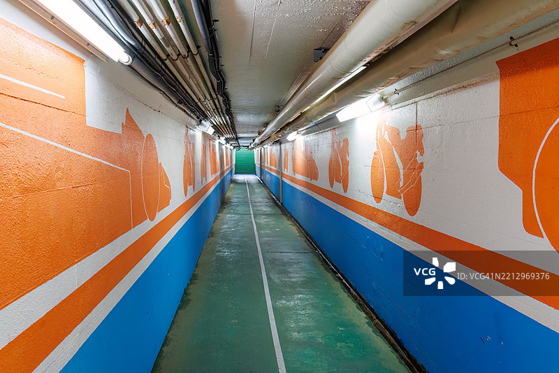 通过地下通道进入马厩。图片素材