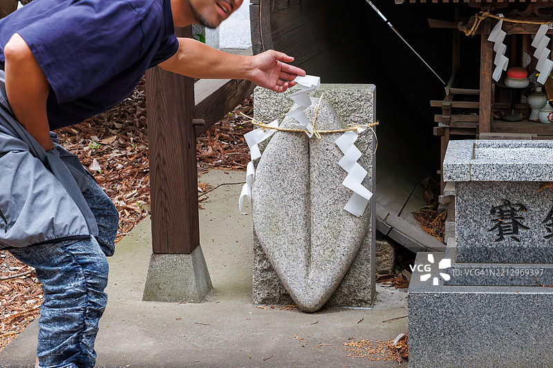 以女性和男性器形状的石雕像和神龛。自古以来，它被视为子孙繁荣的护身符。图片素材