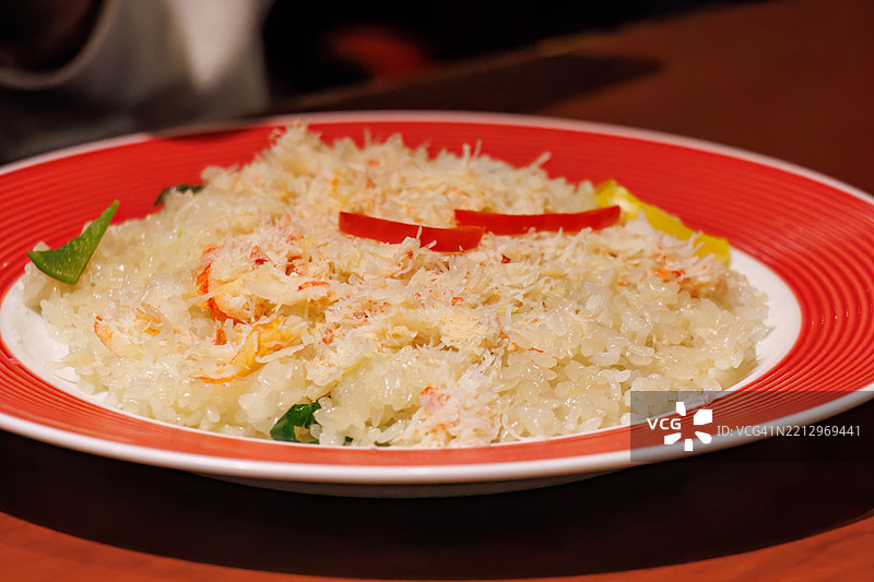 传统墨西哥炒饭。自公司成立以来的经典菜肴。蟹肉炒饭上面堆满了雪蟹，学名为 Chionoecetes opilio（凯森家族）。您可以选择去壳或去皮的风格。图片素材