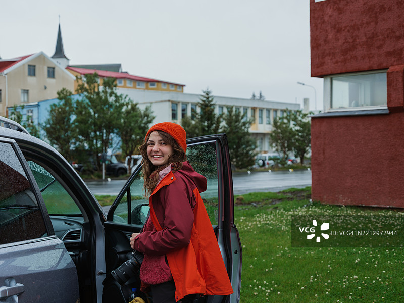 女人在冰岛雷克雅未克上车图片素材