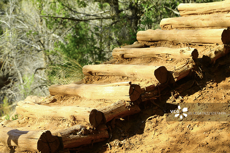 自然阶梯的徒步小径图片素材