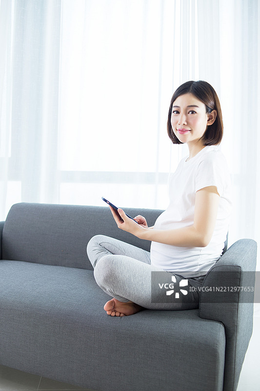 孕妇使用智能手机图片素材