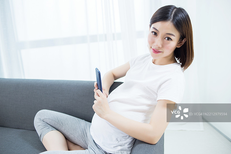 孕妇使用智能手机图片素材