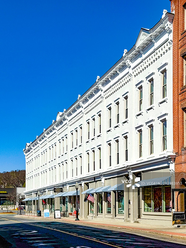北亚当斯中央商务区的大型白色商业/住宅建筑图片素材