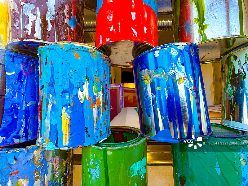 堆叠的油漆罐图片素材