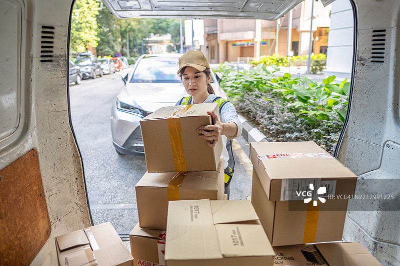 送货员正在从货车上卸货图片素材