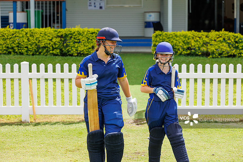 两名队友准备在板球比赛中出场击球图片素材