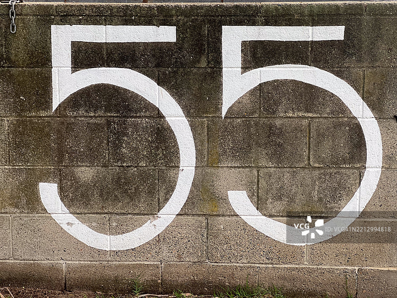 砖墙上的五十五号数字图片素材