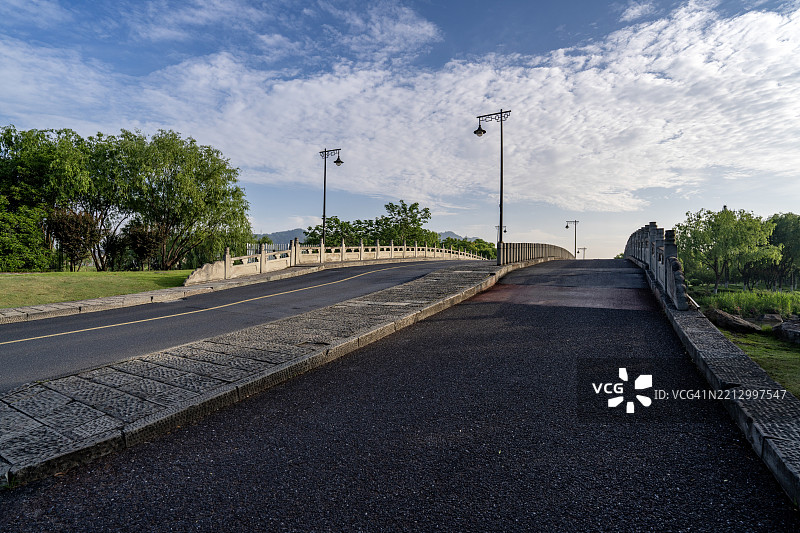 高架道路与路灯和蓝天图片素材