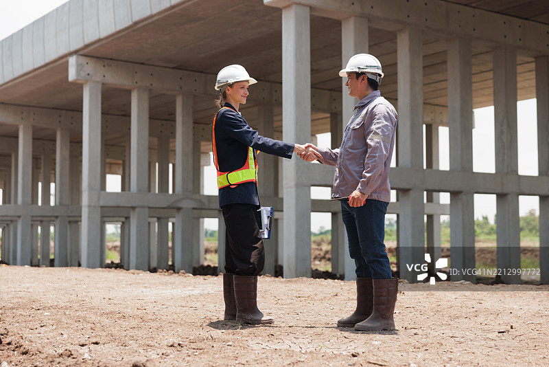 土木工程师下班后握手交流图片素材