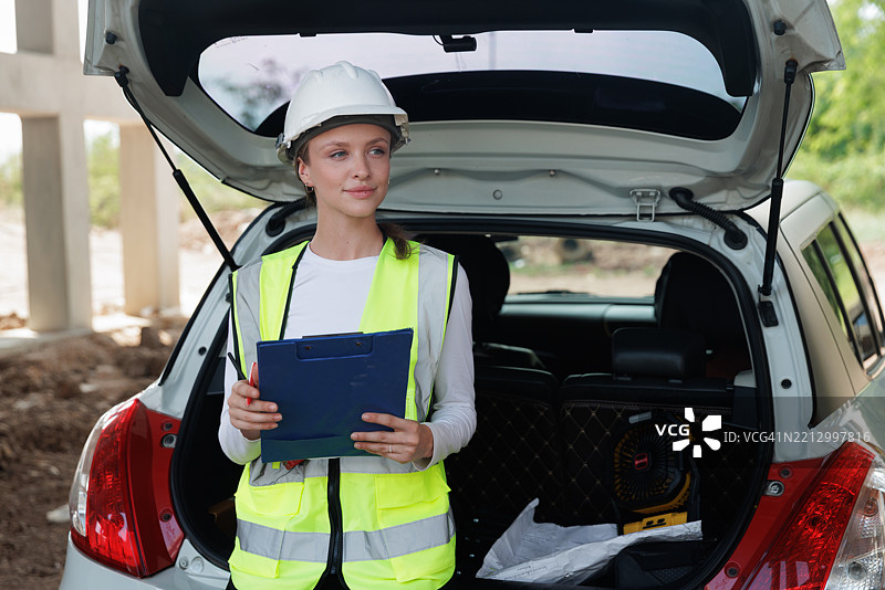 女土木工程师在工作前进行规划图片素材