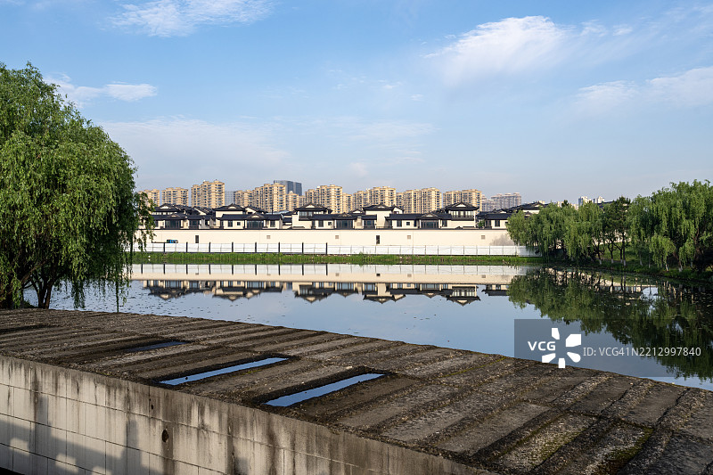 河边城市景观，带有倒影和栏杆图片素材