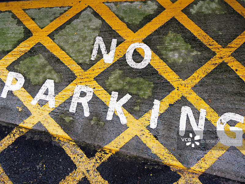 伦敦,英格兰,英国街道上涂有禁止停车和交叉的黄色线条。阳光。自然色彩。粗糙的纹理。图片素材