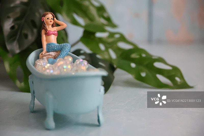 泡澡中的美人鱼图片素材