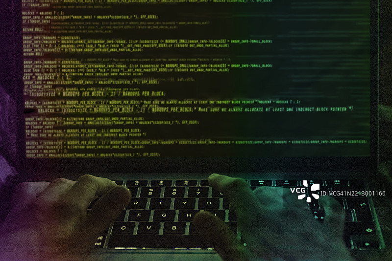 黑暗房间里的黑客图片素材