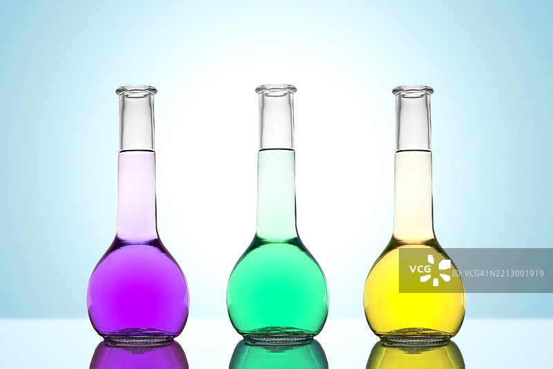 多色液体在烧杯中图片素材
