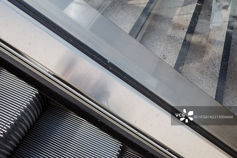 现代扶梯与混凝土楼梯的交接点。图片素材