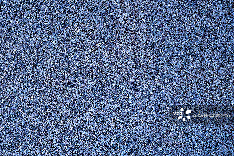 蓝色纤维地毯图案的全景拍摄。图片素材