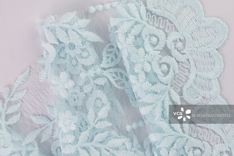 全景拍摄的白色刺绣蕾丝面料图片素材