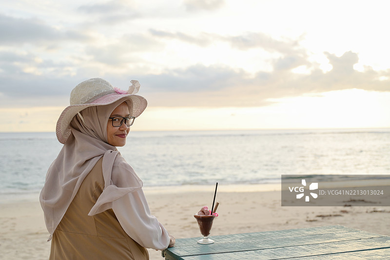亚洲女性享受漂浮的巧克力图片素材
