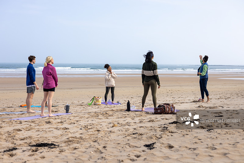 聆听瑜伽教练的指导图片素材