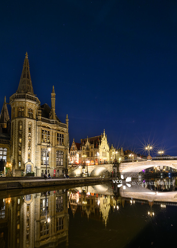 根特历史中心的夜晚 - 城市天际线与圣米歇尔桥图片素材