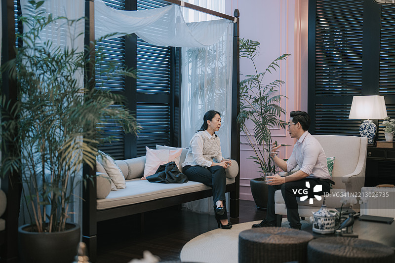 专业的亚洲女商人在轻松的办公室会议中讨论图片素材