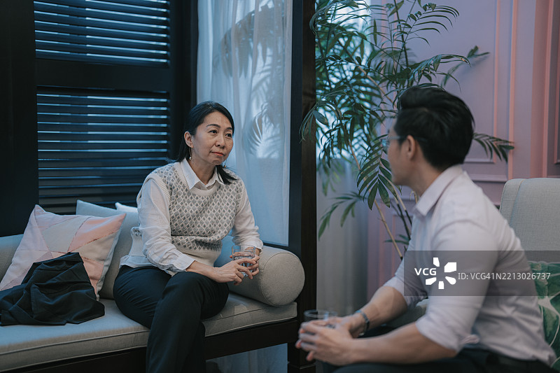 专业的亚洲女商人在轻松的办公室会议中讨论图片素材