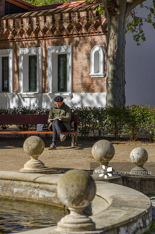 公园里的读者图片素材