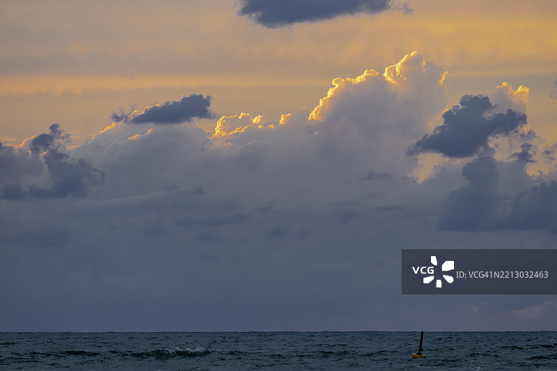 色彩饱和的壮丽日落，海面上方的戏剧性天空图片素材