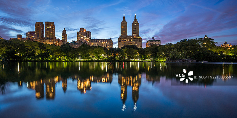 中央公园西的水面夜景倒影图片素材
