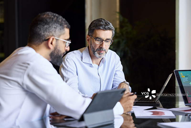 男性企业家在讨论报告图片素材