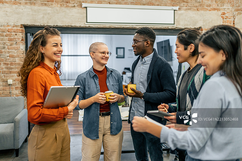 多元化的商务团队在现代办公室享受咖啡休息时间并分享想法图片素材