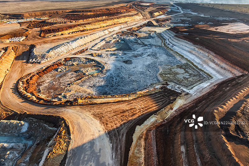 露天矿坑和重型采矿设备的鸟瞰图图片素材